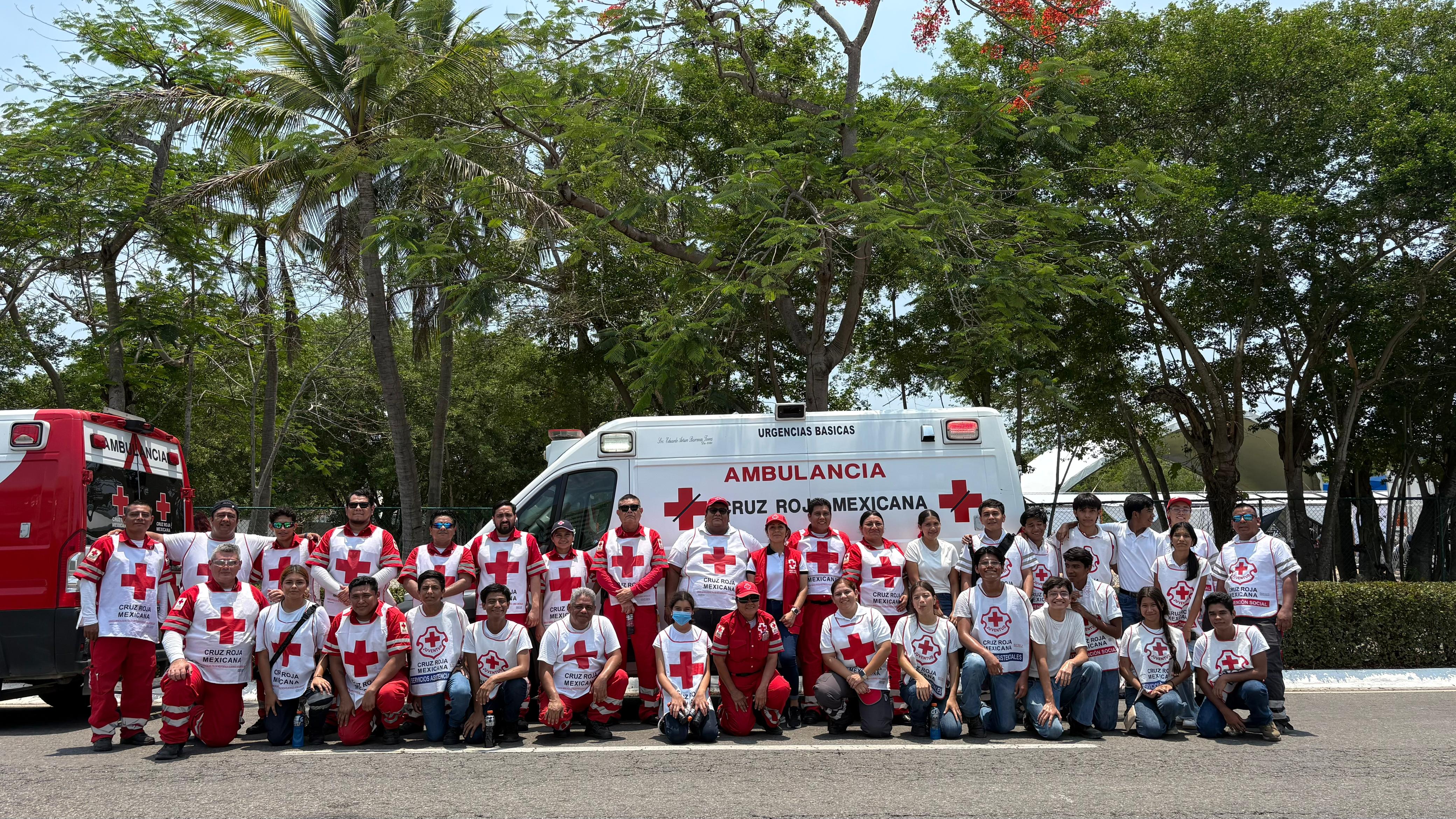 Personal de Cruz Roja Zihuatanejo